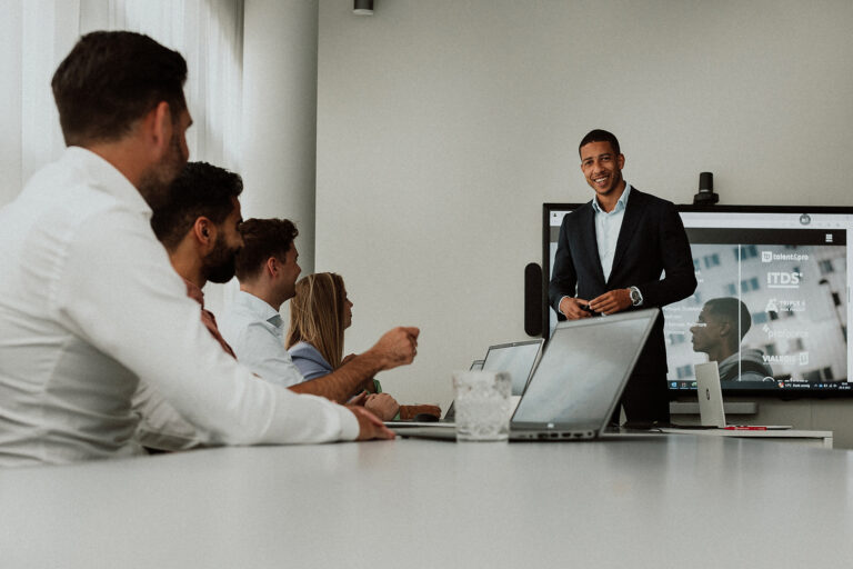 Man geeft presentatie aan collega's in vergaderruimte