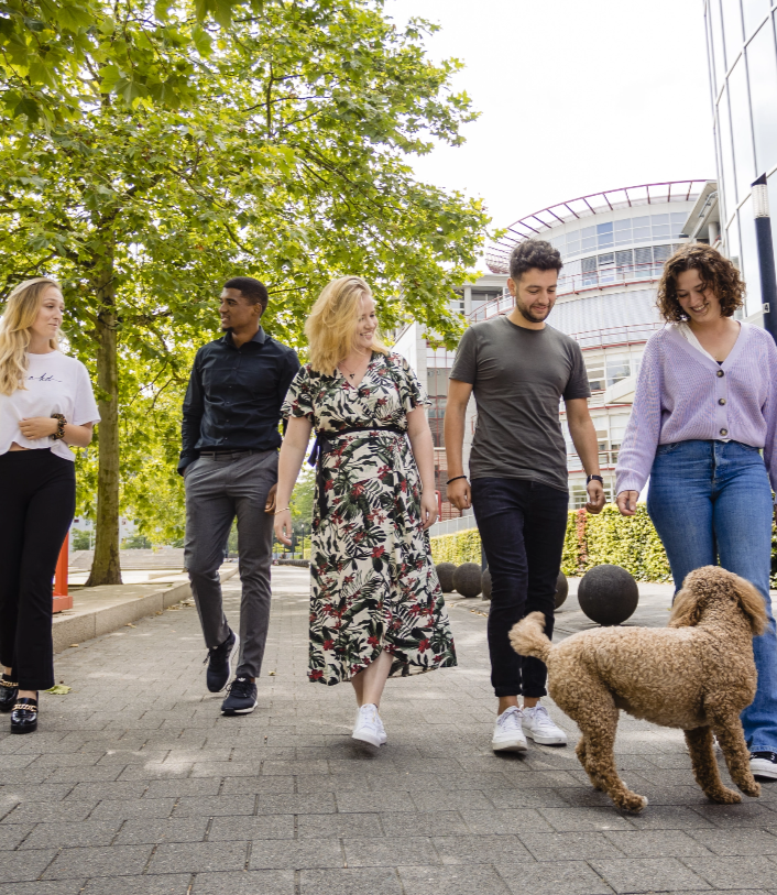 T&P collega's lopen een rondje tijdens de pauze